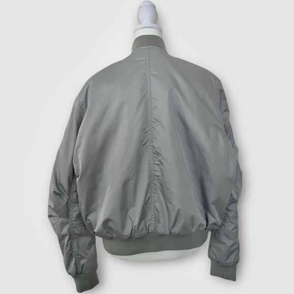 GAP Silver Grey Satin Bomber Jacket Lavender Quilted Lining Size Medium - Picture 5 of 7